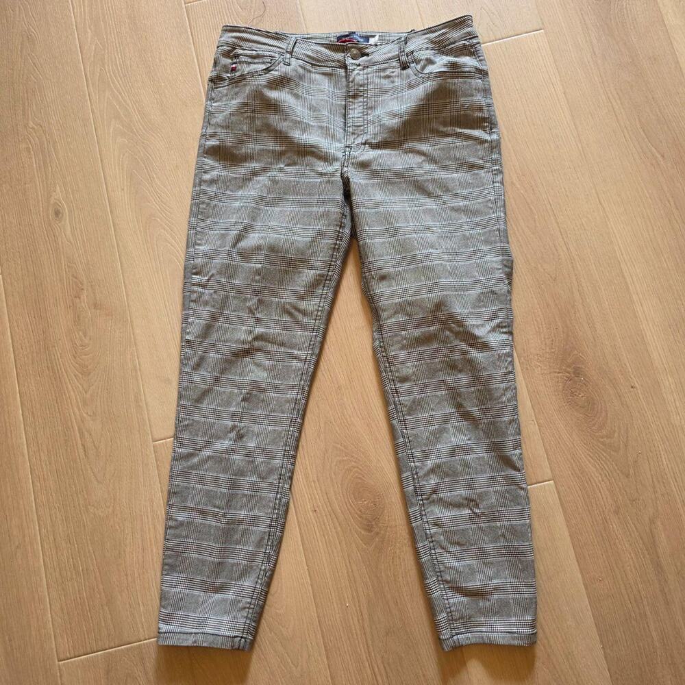 Super cute plaid pants by